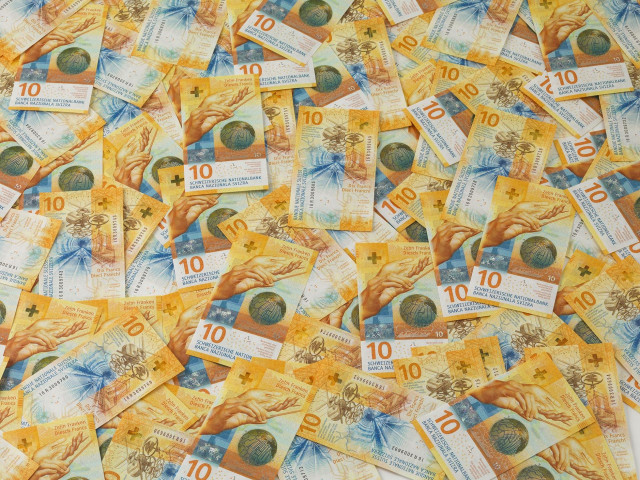Archivo -    El nuevo billete de 10 francos suizos, emitido el año pasado por el Banco Nacional de Suiza (BNS)