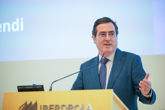 El presidente de la CEOE, Antonio Garamendi, clausura el Foro Empresarial del Transporte por Carretera, en la Torre Iberdrola, este viernes en Bilbao.