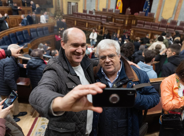 Archivo - Dos hombres se hacen un selfie durante la Jornada de Puertas Abiertas en el Congreso de los Diputados, a 1 de diciembre de 2023, en Madrid (España).