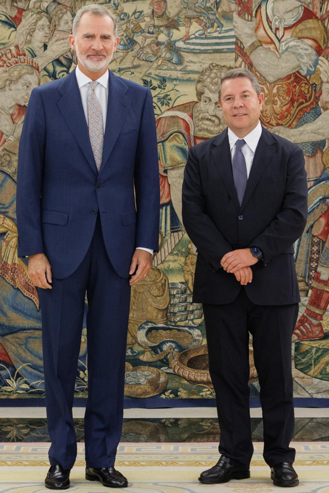 Archivo - El Rey Felipe VI (i) posa en audiencia junto al presidente de la Junta de Comunidades de Castilla-La Mancha, Emiliano García-Page (d), en el Palacio de la Zarzuela, a 20 de septiembre de 2023, en Madrid (España).