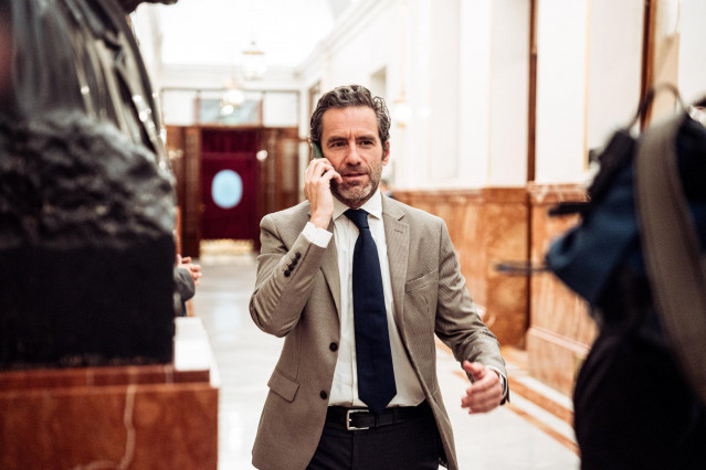 El portavoz y vicesecretario de Cultura del PP, Borja Sémper, a su llegada a un pleno en el Congreso.