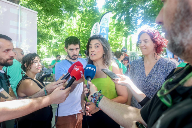 La portavoz de Más Madrid en la Asamblea, Manuela Bergerot, atiende a los medios de comunicación durante una manifestación de los sindicatos de la Mesa Sectorial de Educación.