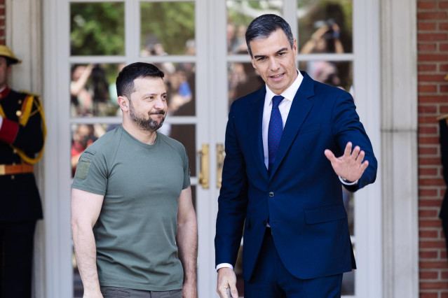 El presidente de Ucrania, Volodimir Zelenski (i), y el presidente del Gobierno, Pedro Sánchez (d), a su llegada a un encuentro en el Palacio de La Moncloa, a 27 de mayo de 2024, en Madrid (España).