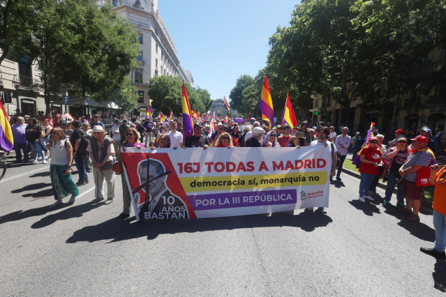 Decenas de personas durante una marcha contra la monarquía, a 16 de junio de 2024, en Madrid (España).