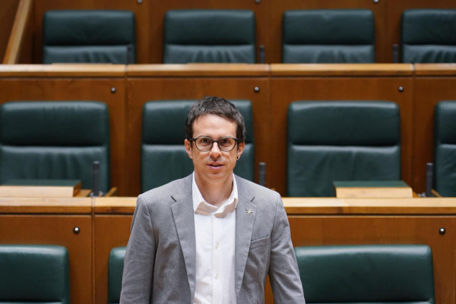 Archivo - El candidato de EH Bildu a lehendakari, Pello Otxandiano, tras entregar sus credenciales en el registro de la Cámara Vasca, a 13 de mayo de 2024, en Vitoria-Gasteiz, Álava