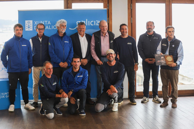 El Rey Juan Carlos durante la entrega de trofeos de la regata Turismo de Galicia donde el 'Bribón', barco en el que navega el rey emérito, ha quedado en primera posición, a 16 de junio de 2024, en Sanxenxo (Pontevedra, Galicia, España)