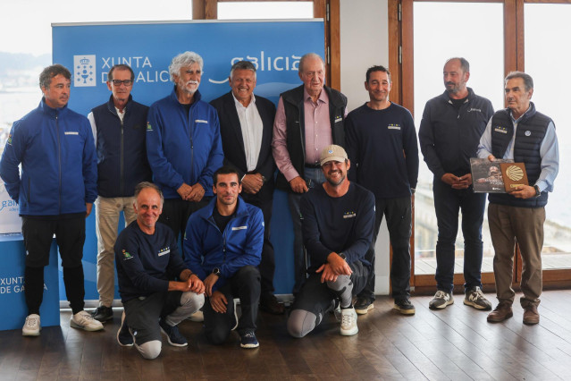 El Rey Juan Carlos durante la entrega de trofeos de la regata Turismo de Galicia donde el 'Bribón', barco en el que navega el rey emérito, ha quedado en primera posición, a 16 de junio de 2024, en Sanxenxo (Pontevedra, Galicia, España)