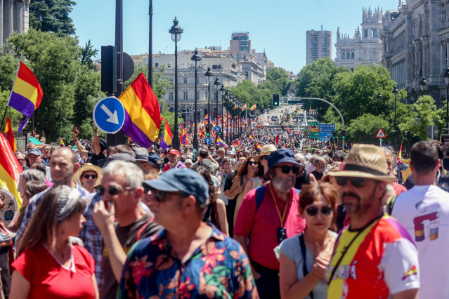 Cientos de personas durante una marcha contra la monarquía, a 16 de junio de 2024, en Madrid (España). Diversos colectivos han convocado una marcha republicana en el centro de Madrid en vísperas del aniversario de la coronación de Felipe VI, bajo el lema
