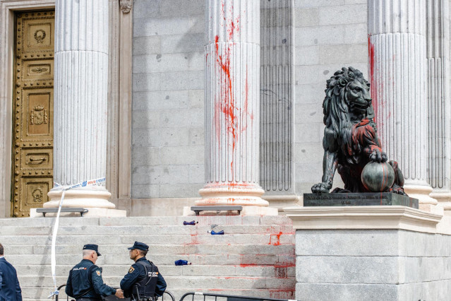 Archivo - Dos agentes de Policía Nacional en las escalinatas del Congreso de los Diputados teñidas con pintura roja por activistas de Futuro Vegetal y Rebelión Científica, a 30 de marzo de 2023, en Madrid (España).