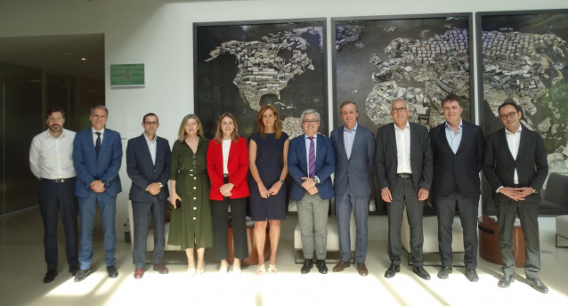 Representantes de CaixaBank, Cofides, Green of Africa y Acciona durante la firma de la financiación