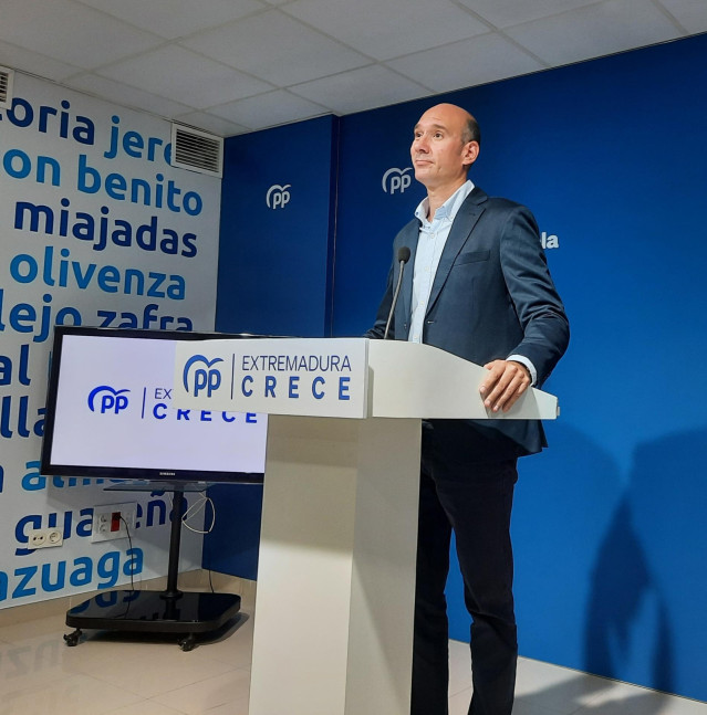 El portavoz del PP extremeño, José Ángel Sánchez Juliá, en rueda de prensa en Mérida