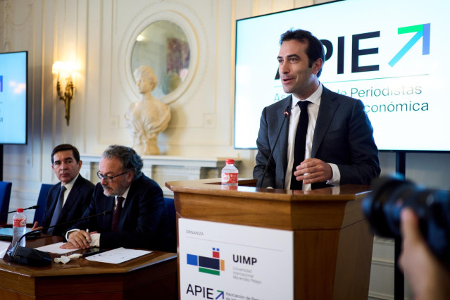 El ministro de Economía, Comercio y Empresa, Carlos Cuerpo (d), interviene junto al presidente del BBVA, Carlos Torres Vila (i), y el director del Seminario, Miguel Ángel Noceda (c), durante la inauguración del curso de verano de la Asociación de Periodis