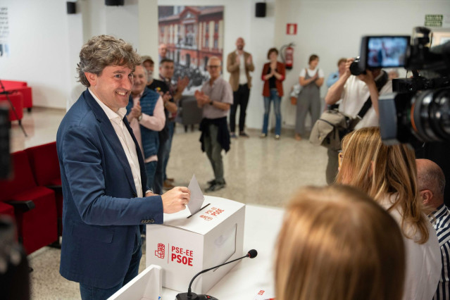El secretario general del PSE, Eneko Andueza, vota en la Agrupación Socialista de Eibar