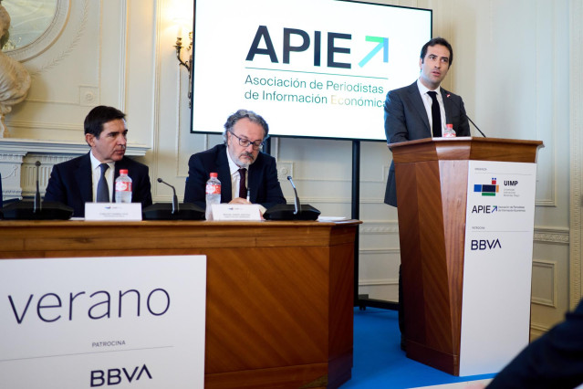 El ministro de Economía, Comercio y Empresa, Carlos Cuerpo (d), interviene junto al presidente del BBVA, Carlos Torres Vila (i), y el director del Seminario, Miguel Ángel Noceda (c), durante la inauguración del curso de verano de la Asociación de Periodis