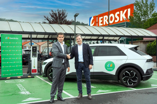 David Martínez, director de Iberdrola Clientes España, y Javier España, director de Desarrollo de Eroski