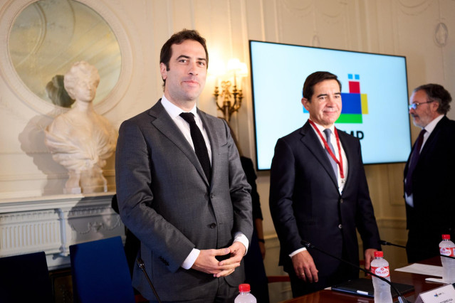 El ministro de Economía, Comercio y Empresa, Carlos Cuerpo (i), y el presidente del BBVA, Carlos Torres Vila (d), durante la inauguración del curso de verano de la Asociación de Periodistas de Información Económica (APIE) sobre 'El rol de las empresas en