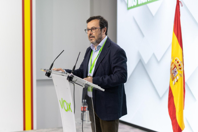 El portavoz de VOX, José Antonio Fúster, comparece durante el seguimiento de la jornada electoral de elecciones europeas, en la sede de VOX, a 9 de junio de 2024, en Madrid (España).