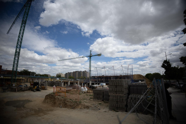 Archivo - Vista general de la obra de una vivienda, a 26 de abril de 2024, en Madrid (España).