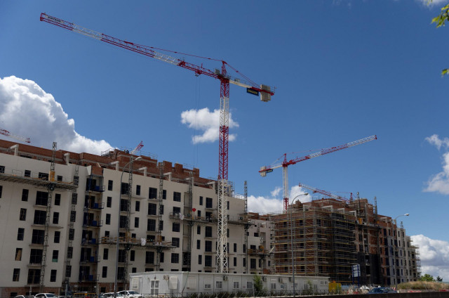 Archivo - Obras en bloques de viviendas.