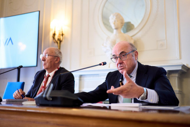 El vicepresidente BCE, Luis de Guindos (d), interviene durante la inauguración del curso de verano de la Asociación de Periodistas de Información Económica (APIE) sobre 'El rol de las empresas en la nueva economía', enmarcado en los Cursos de Verano de 20