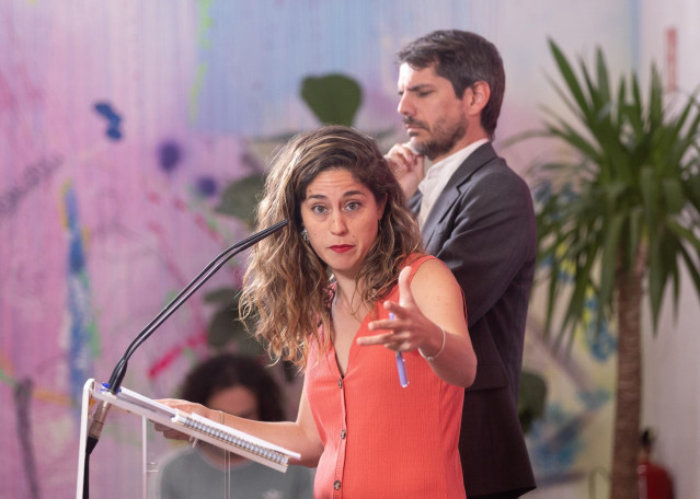 El portavoz de Sumar, Ernest Urtasun y la secretaria de Organización del partido, Lara Hernández, durante una rueda de prensa, en el Espacio Rastro, a 17 de junio de 2024, en Madrid (España).
