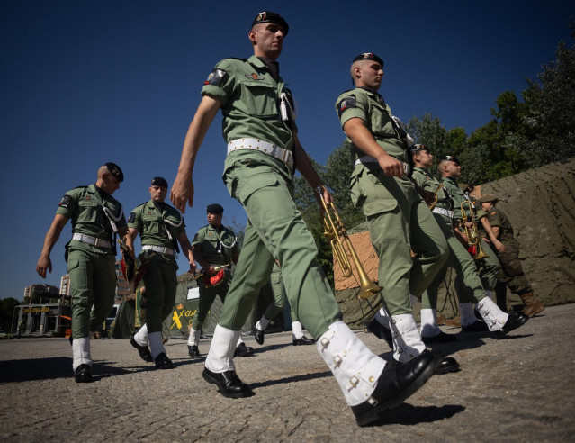 Varios militares durante la inauguración de la exposición de material militar 'Madrid-Río' con motivo del DIFAS-24, en la explanada Puente del Rey de Madrid Río, a 14 de junio de 2024, en Madrid (España).