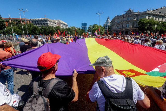 Cientos de personas durante una marcha contra la monarquía, a 16 de junio de 2024, en Madrid (España).