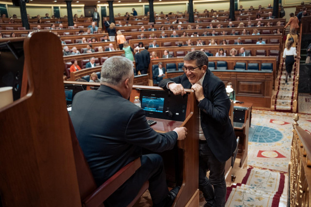 El secretario de Organización del PSOE, Santos Cerdán (i), y el portavoz del PSOE en el Congreso, Patxi López (d), durante una sesión plenaria en el Congreso de los Diputados, a 23 de mayo de 2024, en Madrid (España).