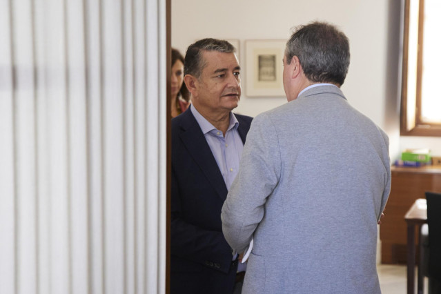 Archivo - El consejero de Presidencia, Interior y Diálogo Social de la Junta de Andalucía, Antonio Sanz, (i) recibe al secretario general del PSOE de Andalucía y Portavoz del Grupo Parlamentario Socialista, Juan Espadas, (d) en una imagen de archivo