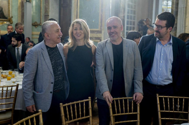 (I-D) El secretario general de CCOO, Unai Sordo; la vicepresidenta segunda y ministra de Trabajo, Yolanda Díaz y el secretario general de UGT, Pepe Álvarez y el secretario de Estado de Trabajo, Joaquín Pérez Rey, en el desayuno de Nueva Economía Fórum.