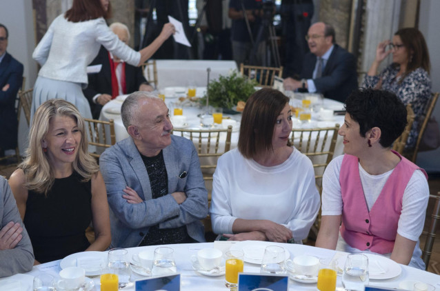 (I-D) La vicepresidenta segunda y ministra de Trabajo, Yolanda Díaz; el secretario general de UGT, Pepe Álvarez; la presidenta del Congreso, Francina Armengol y la ministra de Inclusión y Seguridad Social, Elma Saiz, en el desayuno de Nueva Economía Fórum