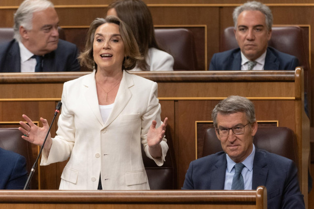 La secretaria general del PP, Cuca Gamarra, interviene durante una sesión de control en el Congreso de los Diputados, a 12 de junio de 2024, en Madrid (España). Durante el pleno del Congreso,  el líder del PP y el máximo dirigente de Vox han pedido al pre