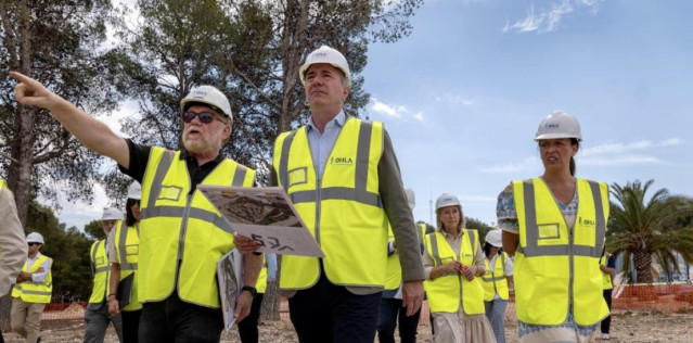 El presidente del Gobierno de Aragón, Jorge Azcón, durante la visita a la parcela del futuro complejo residencial y de servicios de Valdefierro.