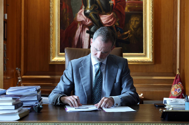 El Rey Felipe VI en su despacho del Palacio de la Zarzuela