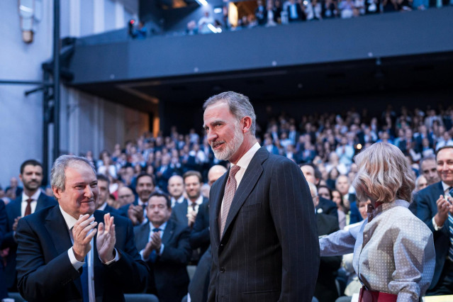 (I-D) El ministro de Industria, Jordi Hereu; el Rey Felipe Vi, y la presidente de Cotec, Cristina Garmendia, durante la presentación del ‘Anuario 2024’ de la Fundación Cotec