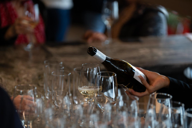 Archivo - Un camarero sirve copas de vino blanco en un bar, 21 de febrero de 2024, en Barcelona, Catalunya (España).