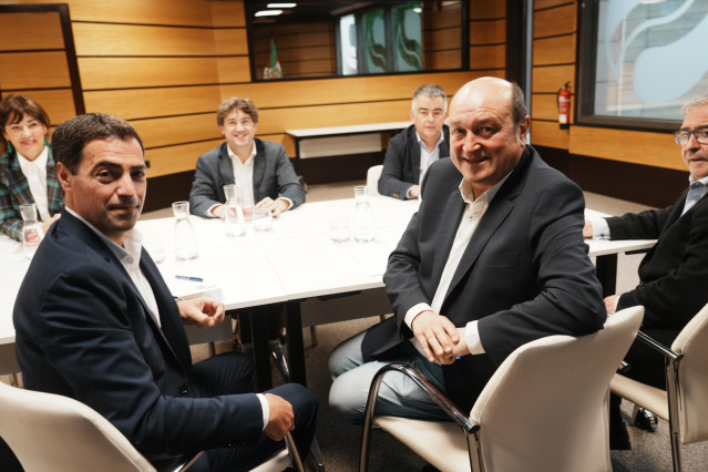 Archivo - El candidato a Lehendakari, Imanol Pradales (i), el secretario general del PSE-EE y candidato del partido a lehendakari, Eneko Andueza (c), y el presidente del PNV, Andoni Ortuzar (2d) durante su encuentro para conversar de cara a formar un gobi