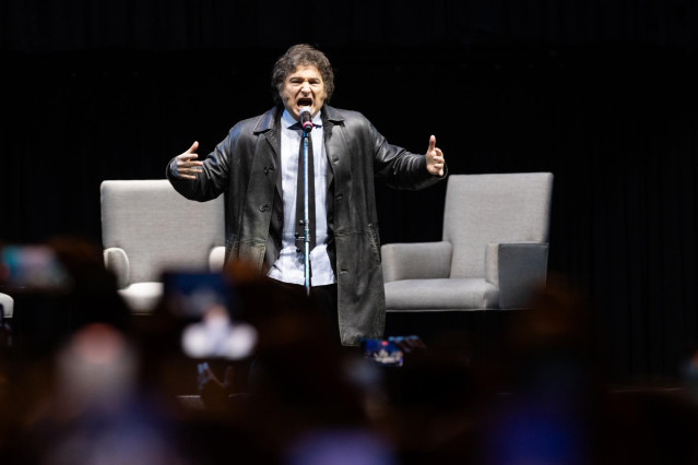 El presidente argentino, Javier Milei, durante la presentación de su libro ‘Capitalismo, socialismo y la trampa neoclásica’, en el Estadio Luna Park