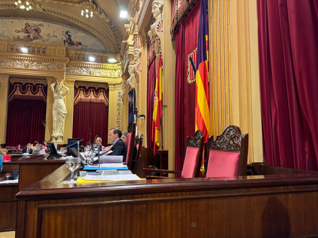 Asientos vacíos de Mercedes Garrido y Pilar Costra tras ser expulsadas del pleno.