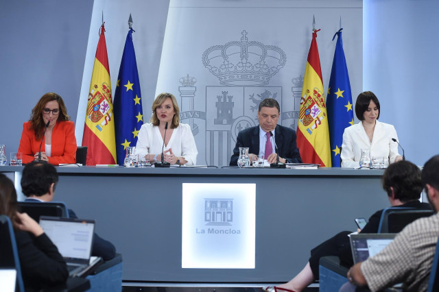 (I-D) La ministra de Sanidad, Mónica García; la ministra Portavoz, Pilar Alegría; el ministro de Agricultura, Pesca y Alimentación, Luis Planas y la ministra de Ciencia, Innovación y Universidades, Diana Morant, durante una rueda de prensa posterior al Co