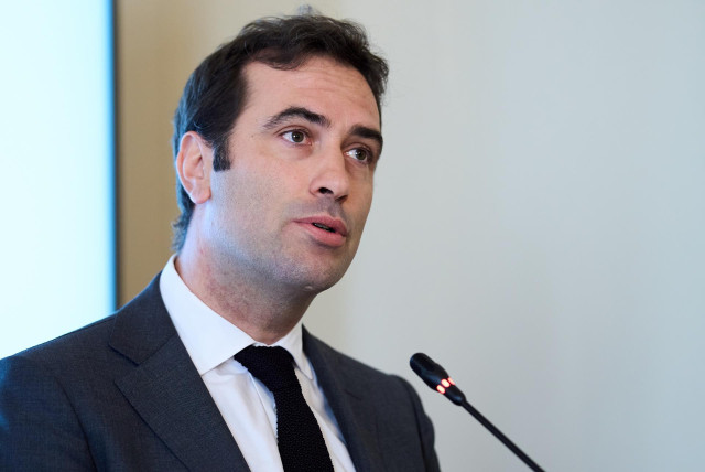 El ministro de Economía, Comercio y Empresa, Carlos Cuerpo, inaugura el curso de verano de la Asociación de Periodistas de Información Económica (APIE).