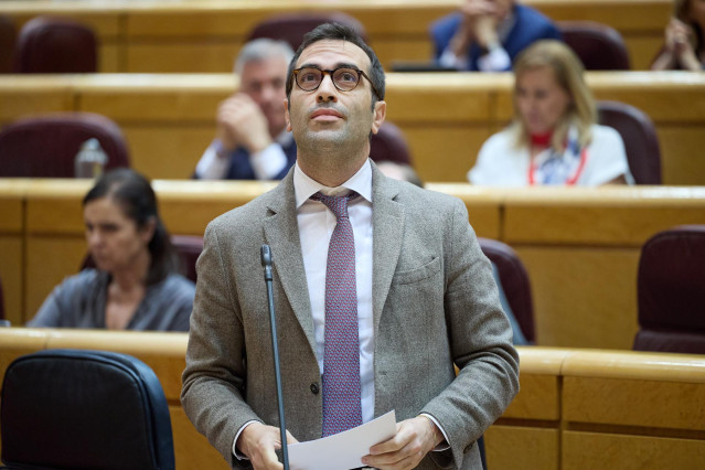 Archivo - El ministro de Economía, Comercio y Empresa, Carlos Cuerpo, a su salida de una sesión plenaria en el Senado, a 23 de abril de 2024, en Madrid (España).