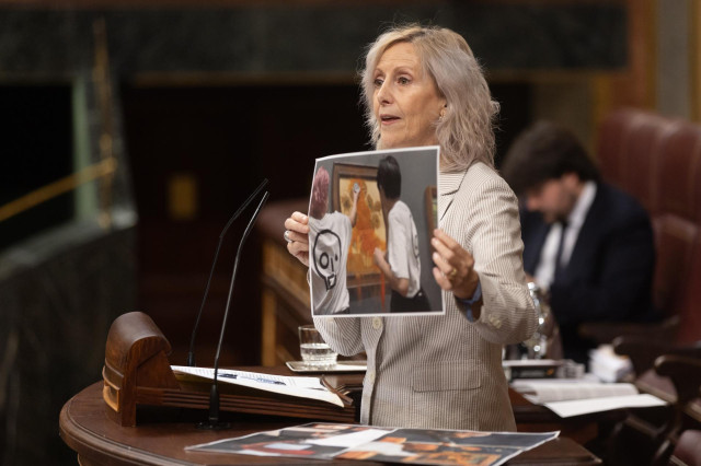 La diputada del PP Marta González muestra una imagen de un acto vandálico durante su intervención durante una sesión plenaria, en el Congreso de los Diputados, a 18 de junio de 2024, en Madrid (España).