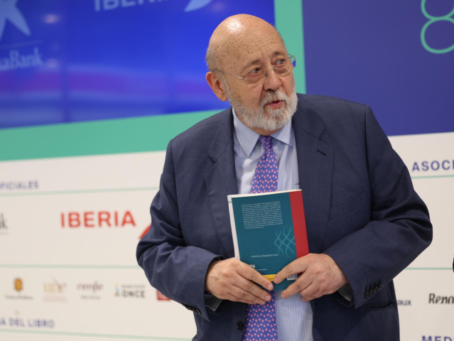 Archivo - El presidente del CIS, José Félix Tezanos, interviene durante el coloquio ‘Las mujeres en la Sociología’ en el Pabellón Caixabank de la Feria del Libro en el parque de El Retiro, a 5 de junio de 2023, en Madrid (España). Tezanos ha participado e