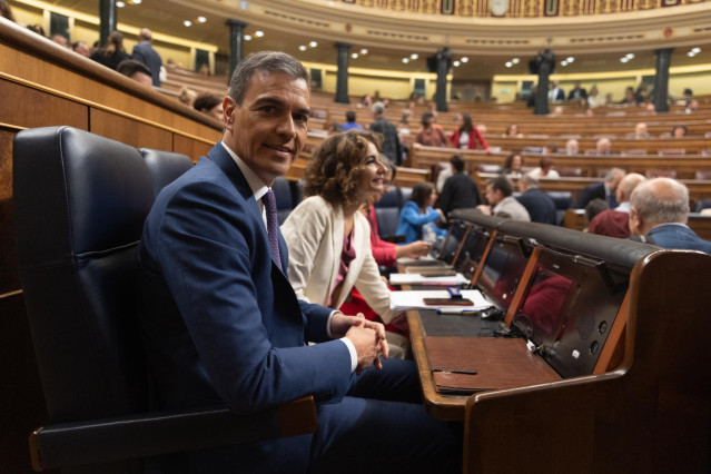 El presidente del Gobierno, Pedro Sánchez, y la vicepresidenta primera del Gobierno, ministra de Hacienda y vicesecretaria general del PSOE, María Jesús Montero, a su llegada a una sesión de control, en el Congreso de los Diputados, a 12 de junio de 2024,