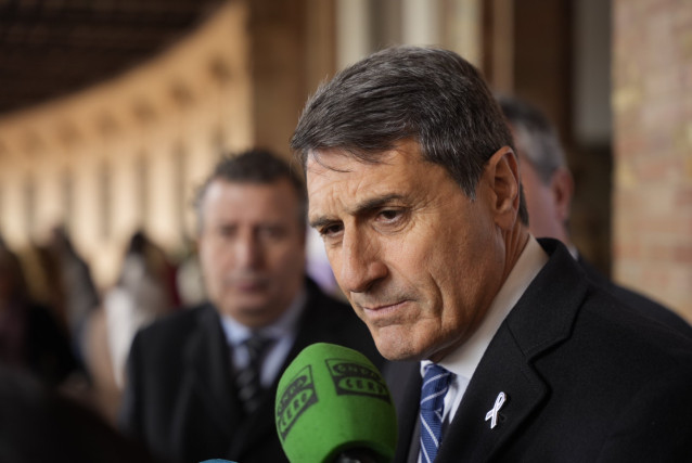 Archivo - El delegado del Gobierno de España en Andalucía, Pedro Fernández, atiende a los medios tras el acto con motivo del 8M. (Foto de archivo).