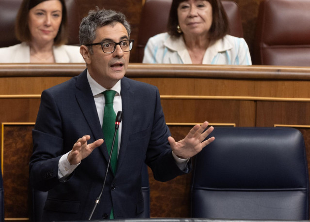 El ministro Félix Bolaños interviene durante una sesión de control
