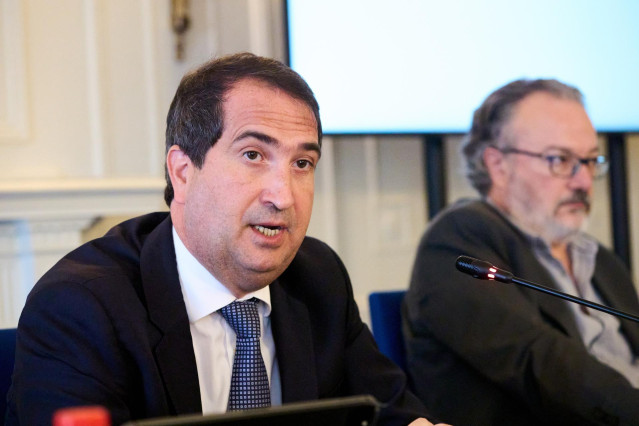 El Country Manager de BBVA España, Peio Belausteguigoitia (i), interviene durante los Cursos de Verano de 2024 de la UIMP, en el Palacio de la Magdalena, a 19 de junio de 2024, en Santander, Cantabria (España). La Universidad Internacional Menéndez Pelayo