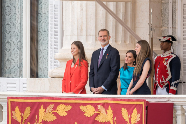 Los Reyes, Felipe VI (2i) y Letizia (2d), acompañados de sus Altezas Reales la Princesa de Asturias (i) y la Infanta Doña Sofía (d) asisten al relevo solemne de la Guardia Real, con ocasión del X aniversario de la Proclamación