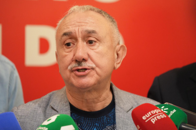 El secretario general de UGT, Pepe Álvarez, en una atención a medios en Sevilla.